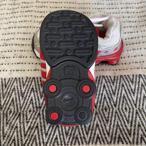 Boys Nike Shox like new condition - Picture 2 of 3